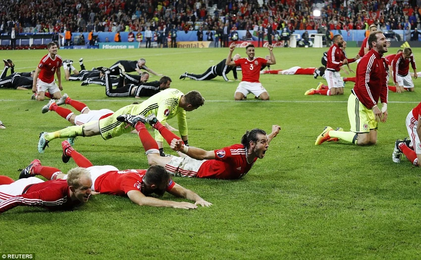 Màn ăn mừng đặc trưng của các cầu thủ xứ Wales